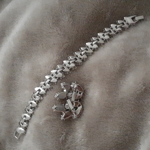 Vtg Crown Trifari bracelet and earrings set - Picture 2 of 4